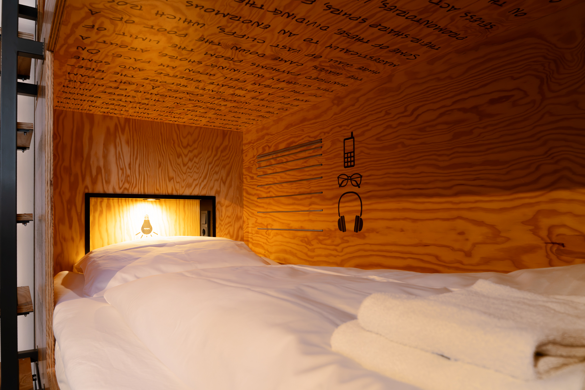 stories_Muenster_Hostel_Bett_2048